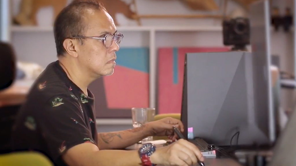 Instalasi Sayap Bambu karya Nus Salomo, salah satu karya ikonik yang memadukan teknik kriya bambu dengan seni instalasi tiga dimensi yang memukau.